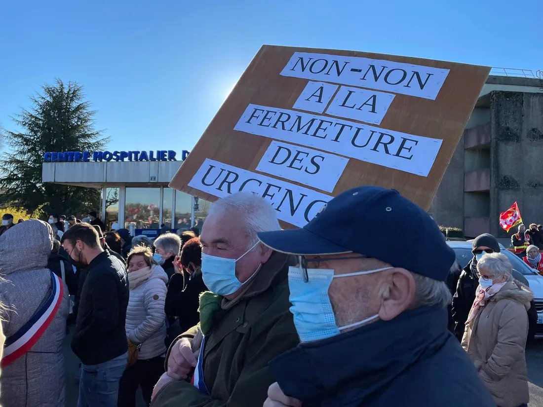 Manif devant l'hôpital de Mamers